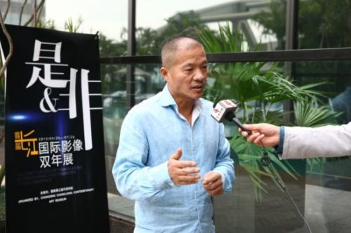 策展人王庆松先生接受记者采访