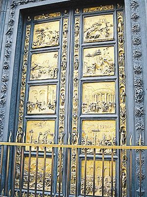 意大利佛罗伦萨的“天堂之门”曾在洪水中被泡坏，后历经27年的漫长修复。