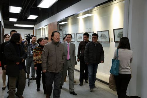 国家画院院长杨晓阳（左二）与来宾观看展览