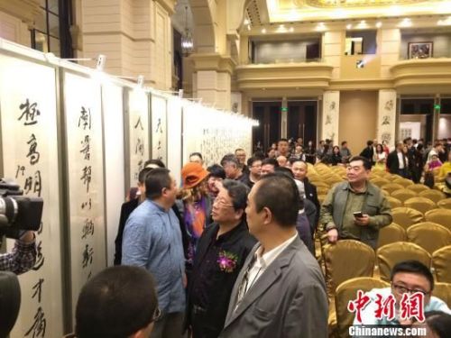 张铁林董浩范扬“三人行书画展”广州开幕　梁志钦　摄