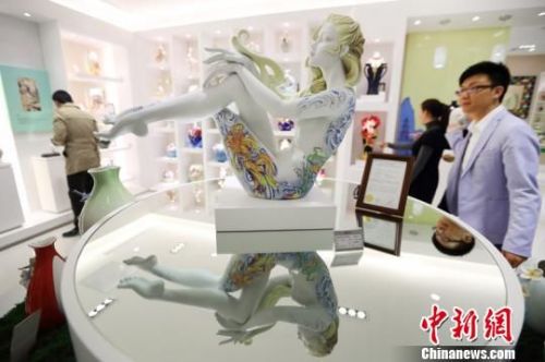 台湾唯美瓷瓶在南京展出。　泱波　摄