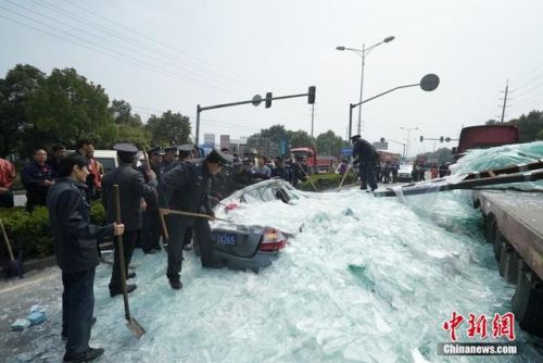 上海一车载数吨玻璃倾覆砸扁轿车致3人身亡
