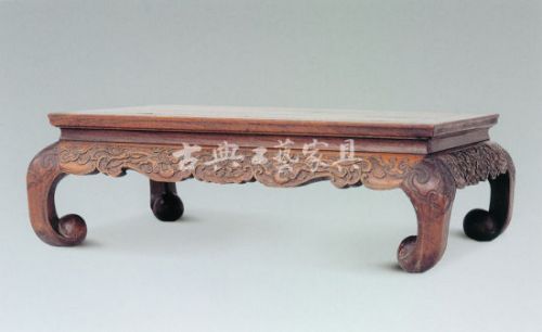 图8 黄花梨雕螭龙纹炕桌(凯时k66故宫博物院藏)