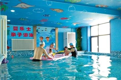 记者暗访北京幼儿游泳馆：泳池加氯 毛巾很脏