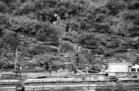 陕西旬河突涨致25人被困河中央 1名工人失踪(图)