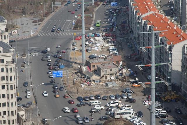 哈尔滨钉子户五年未搬 路中间开废品收购站(图)