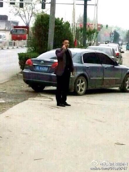 学生约架父亲“代为出战” 当街狂殴另一方