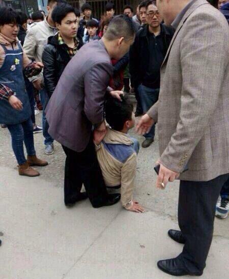 学生约架父亲“代为出战” 当街狂殴另一方