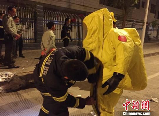 消防官兵穿上防护服准备再次进入现场。巫明杰摄