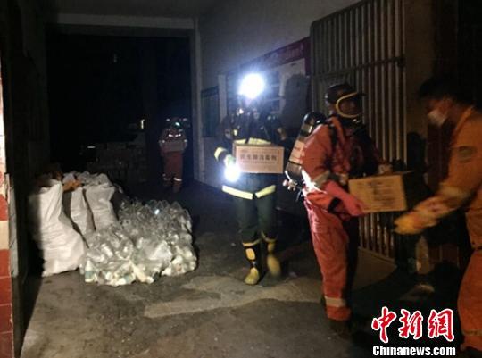 救援人员正在搬运转移危化品。 巫明杰 摄