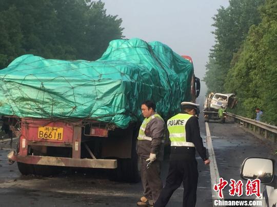 南京运龙虾面包追尾卡车 面包车上副驾驶当场死亡