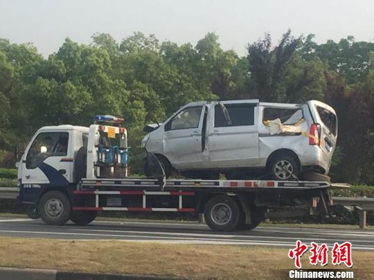 南京运龙虾面包追尾卡车 面包车上副驾驶当场死亡