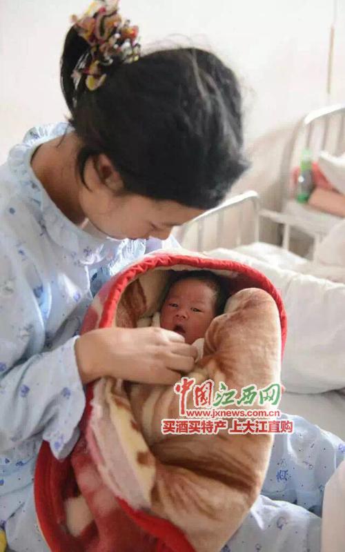 高速交警接生婴儿取名徐警生 母亲：长大做警察