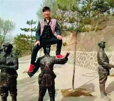 陕西景区受游客爬红军雕塑影响 不得参评A级