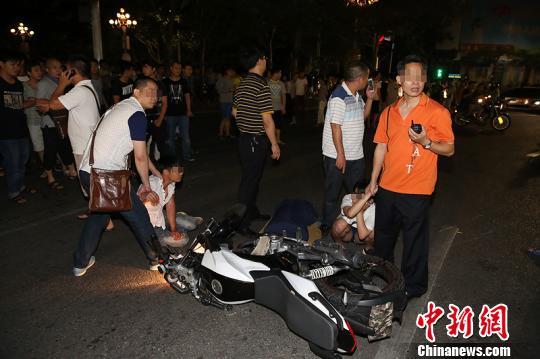 广东茂名出动200警力围捕市区“飙车党”