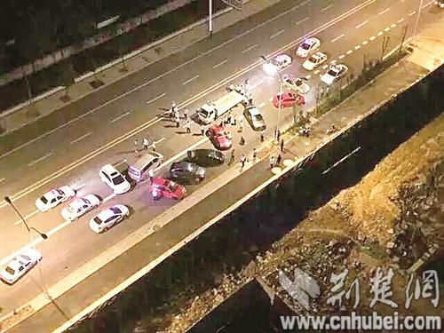 武汉上演速度与激情：8辆警车围堵漂移改装车