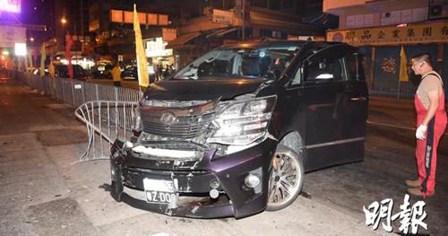 被撞的7人车车头亦严重损毁。（香港《明报》网站/蔡方山 摄）