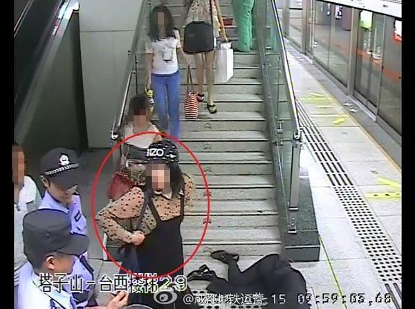 成都地铁站女子拒绝安检 将安检员推下楼梯昏厥