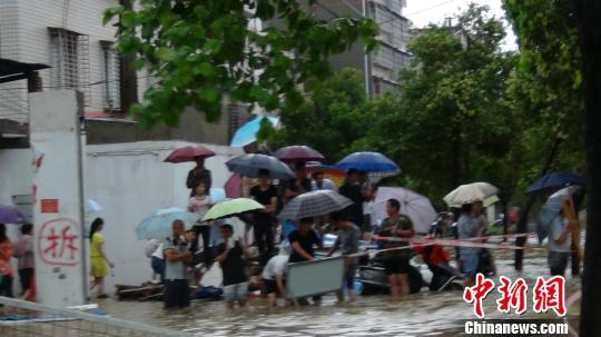 桂林40余名小学生遭洪水围困消防官兵紧急救援