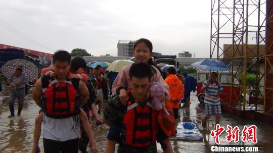 桂林40余名小学生遭洪水围困 消防官兵紧急救援