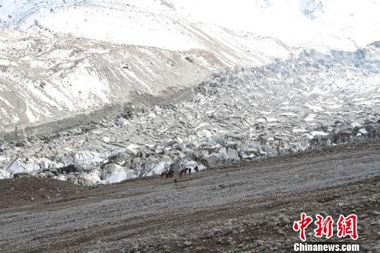 新疆发生冰川移动 15000亩草场消失无人员伤亡