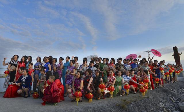 全球15万女性同秀旗袍 挑战吉尼斯世界纪录