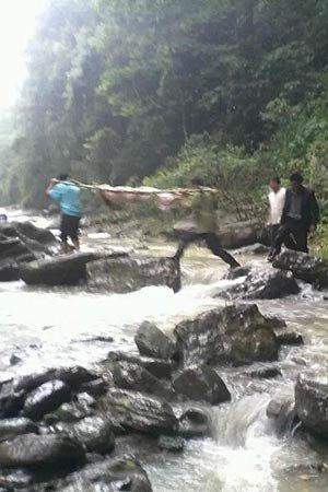 贵州3名女生放学路上被山洪冲走 2人遇难1人失踪