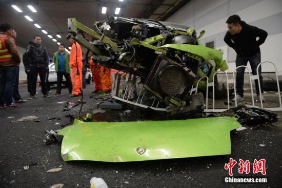 2015年4月12日消息，北京。昨晚9点多，在大屯路隧道北沙滩段，一辆兰博基尼和一辆法拉利发生交通事故，其中一名司机受轻伤。由于两车速度较快，车辆均受损严重。据目击者称，两车属于同一俱乐部，昨晚一同飙车，兰博基尼在超车过程中与法拉利剐蹭，兰博基尼随后撞上右侧墙壁，再撞到隔离带。谭青 摄 CFP视觉中国