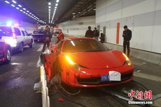 4月12日，北京，朝阳区大屯路隧道东向西方向，一辆兰博基尼与一辆法拉利在行车中发生事故，车辆受损严重。法拉利受伤不算重，但车门损毁。事发后，法拉利司机遮挡起号牌。杨益 摄 CFP视觉中国 
