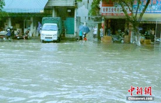 广东多地暴雨造成1人死亡 经济损失达5亿元