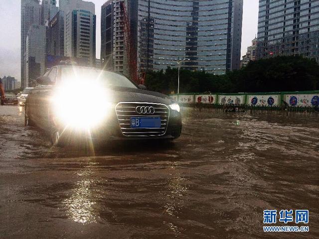 组图：暴雨袭深圳 部分地区升级为红色预警