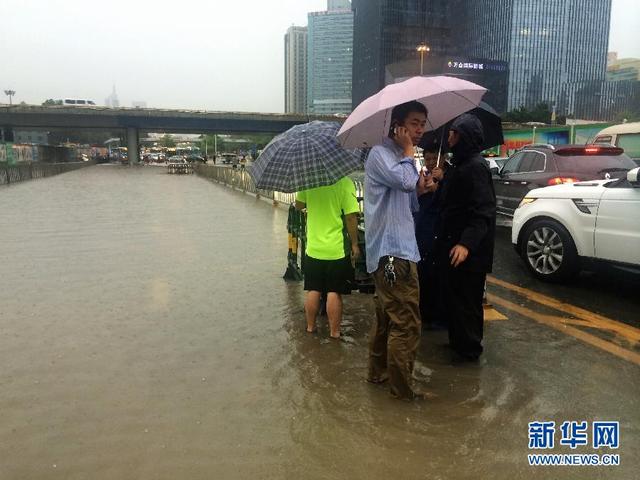 组图：暴雨袭深圳 部分地区升级为红色预警