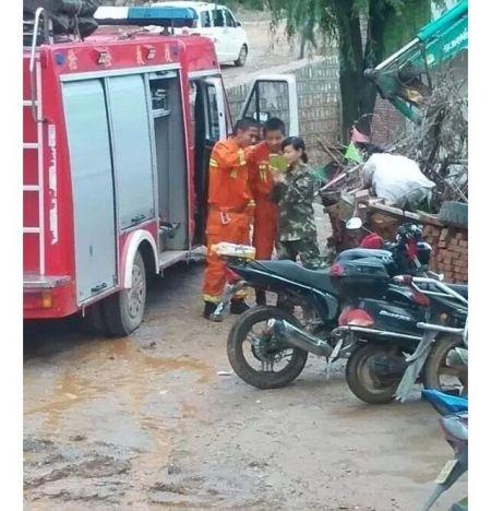 云南官方回应消防员不救人忙自拍 已处理当事人