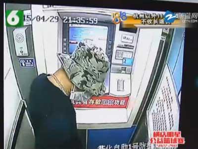 男子赴女网友邀约 被绑在树上抢个精光