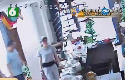 男子赴女网友邀约 被绑在树上抢个精光