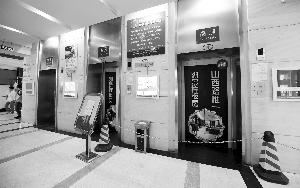 南京58层大楼火灾后电梯停用 居民出行靠爬楼
