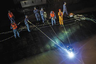 6月3日凌晨，救援人员潜入水中搜救。新华社记者 肖艺九 摄