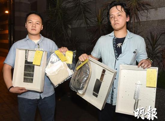 警方展示菜刀等证物。图自香港《明报》网站