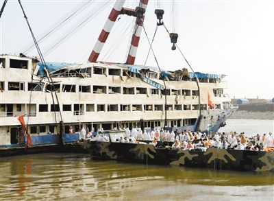 “东方之星”客轮救援现场