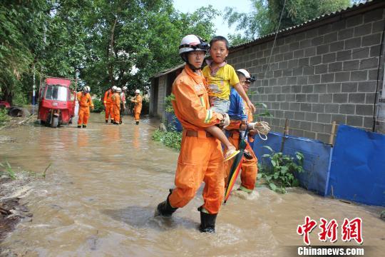 云南盈江大雨致50余人被困 消防官兵紧急救援疏散