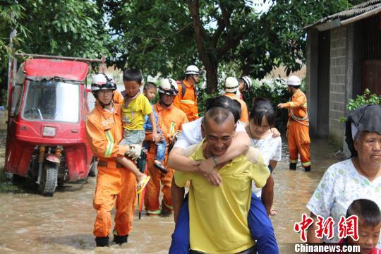 云南盈江大雨致50余人被困 消防官兵紧急救援疏散