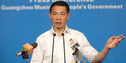 广州市政府发布会上，时任广州市副市长、增城市委书记曹鉴燎发言。
