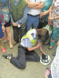 协警杨凤被打倒在地。