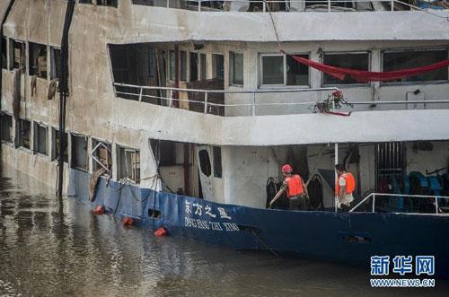 沉船24小时出水全记录：发现遗体马上停止施工