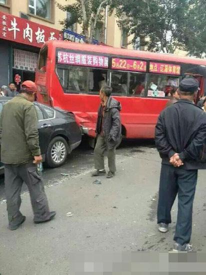 吉林辽源疑发生车祸：货车、公交和轿车多车连撞