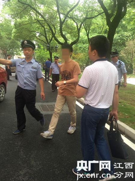 媒体称替考组织在南昌参加高考 记者求证被扣