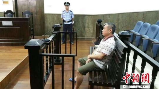 广西柳城县原水利局长涉嫌受贿受审当庭认罪悔过