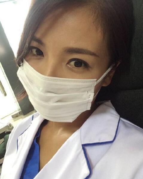 刘涛变美丽医生玩自拍 网友：是要制服诱惑？