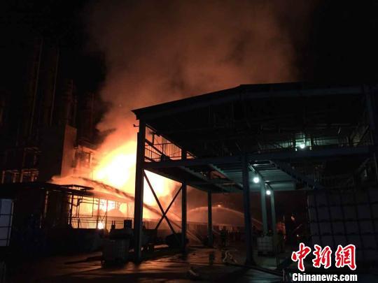南京一化工厂爆炸 现场多次爆炸消防警力暂撤离