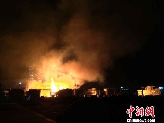 组图：南京一化工厂爆炸现场多次爆炸消防警力暂撤离